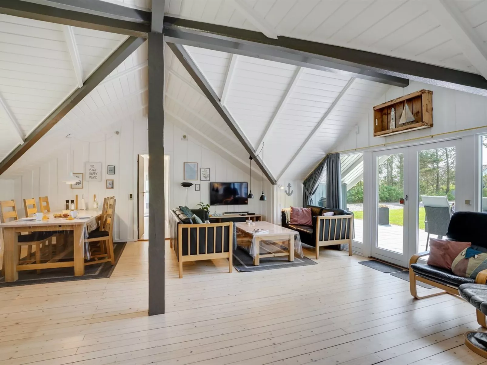 "Hjalmara" - 900m from the sea-Inside