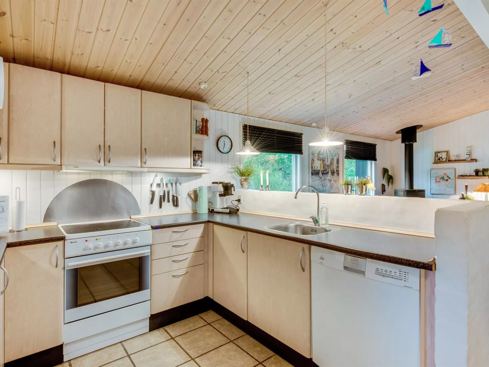 "Emeline" - 1.7km from the sea-Inside