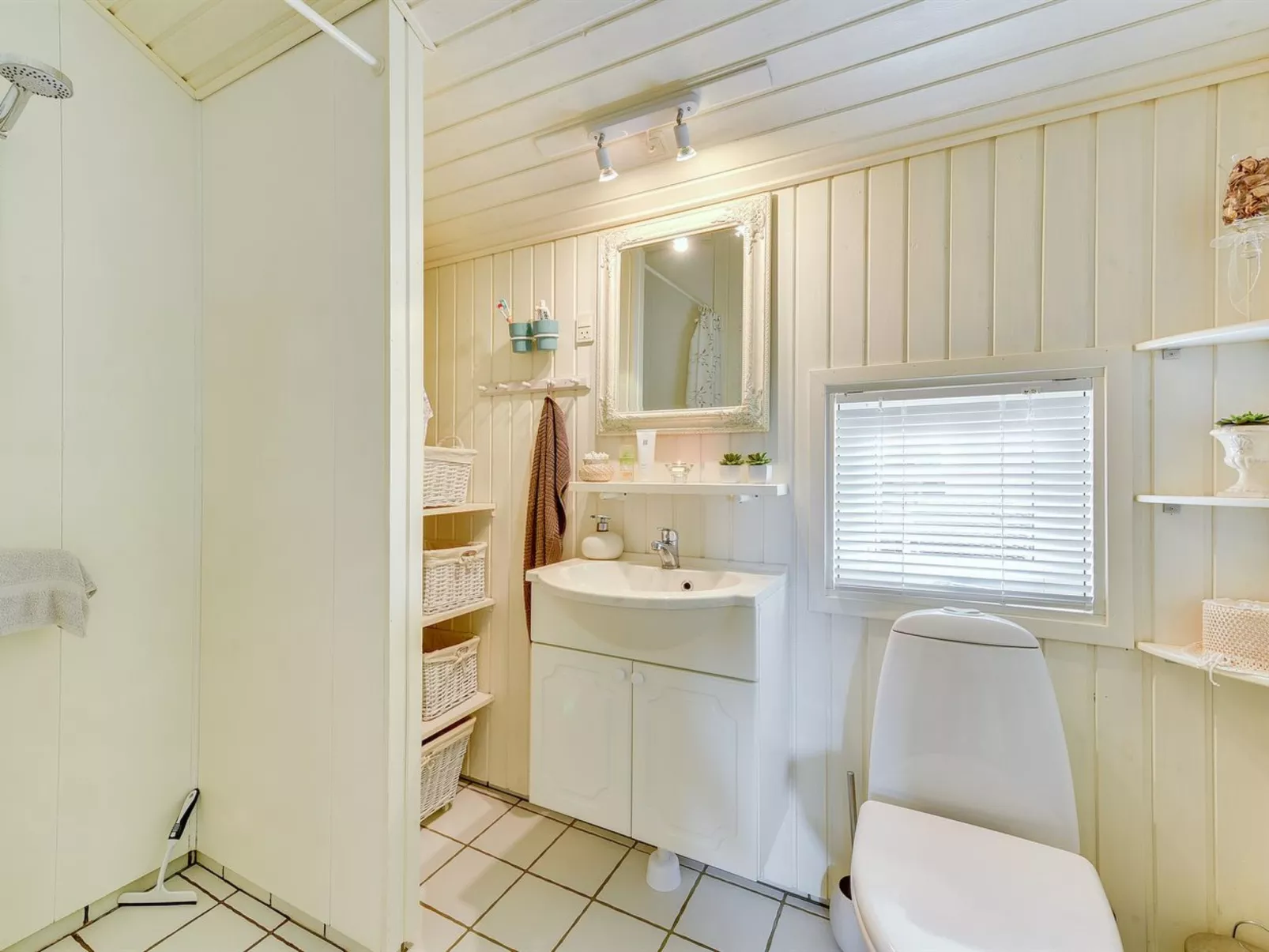 "Thrond" - 200m from the sea-Drinnen