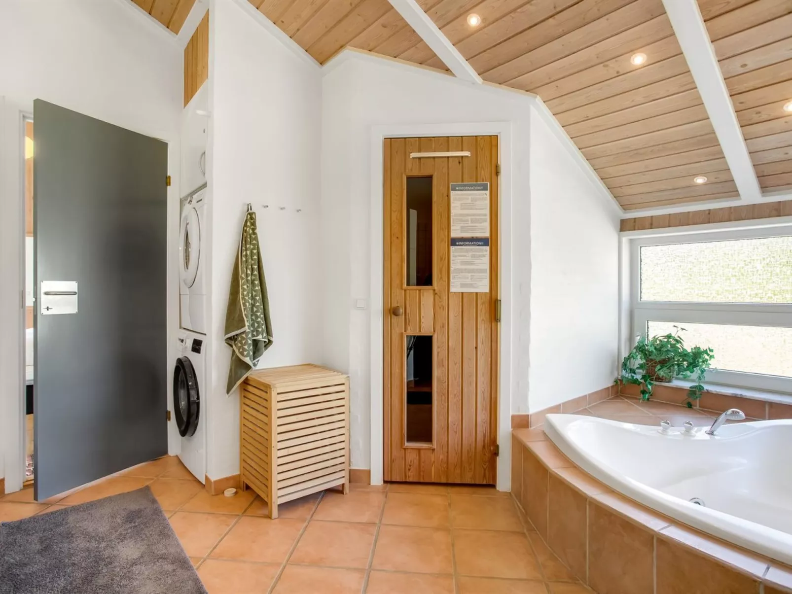 "Winder" - 1.3km from the sea-Inside