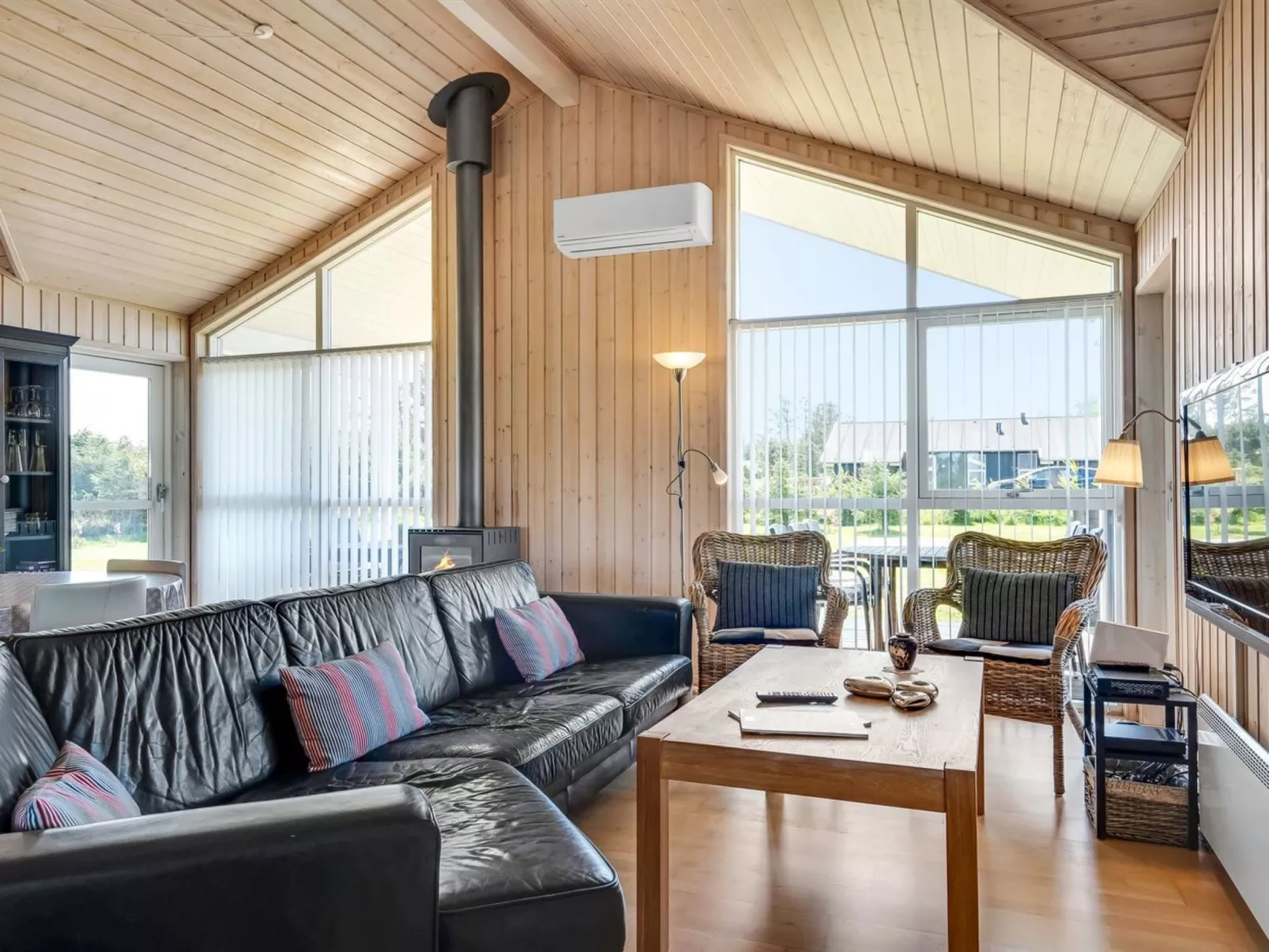 "Oskarvine" - 900m from the sea-Inside