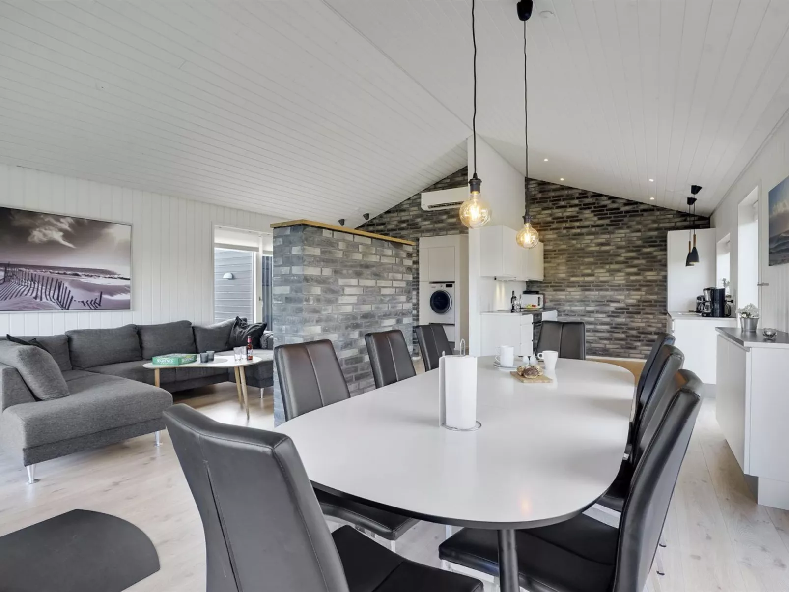 "Øthbiorn" - 1.1km from the sea-Drinnen