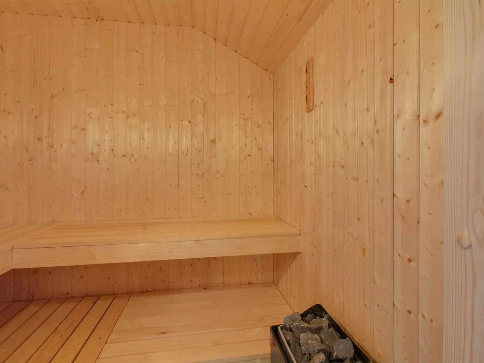 "Ethel" - 1.5km to the fjord-Drinnen