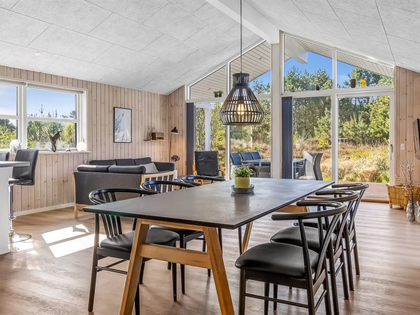 "Minke" - 2.2km from the sea-Inside