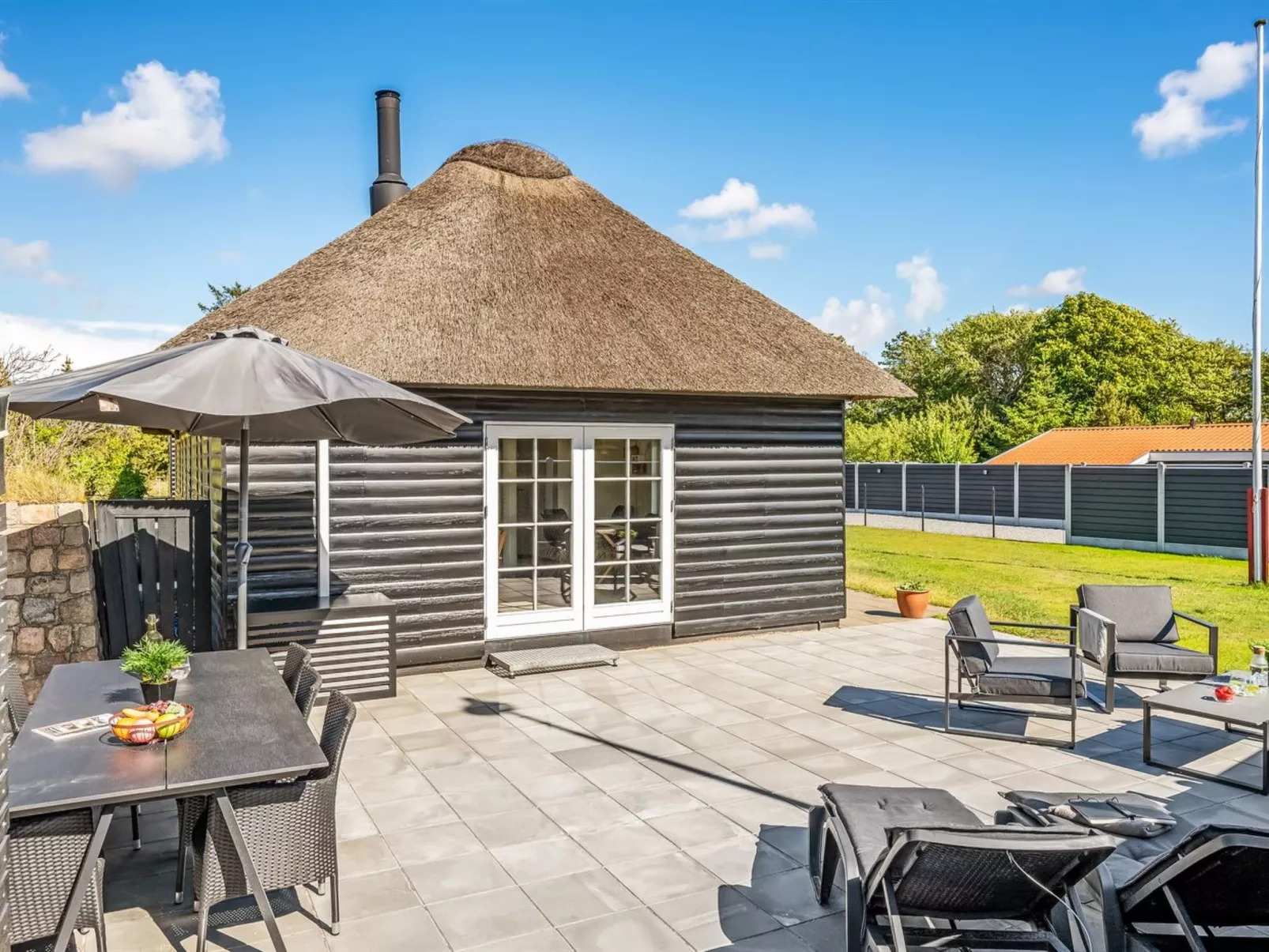 "Aila" - 1.4km from the sea-Draußen