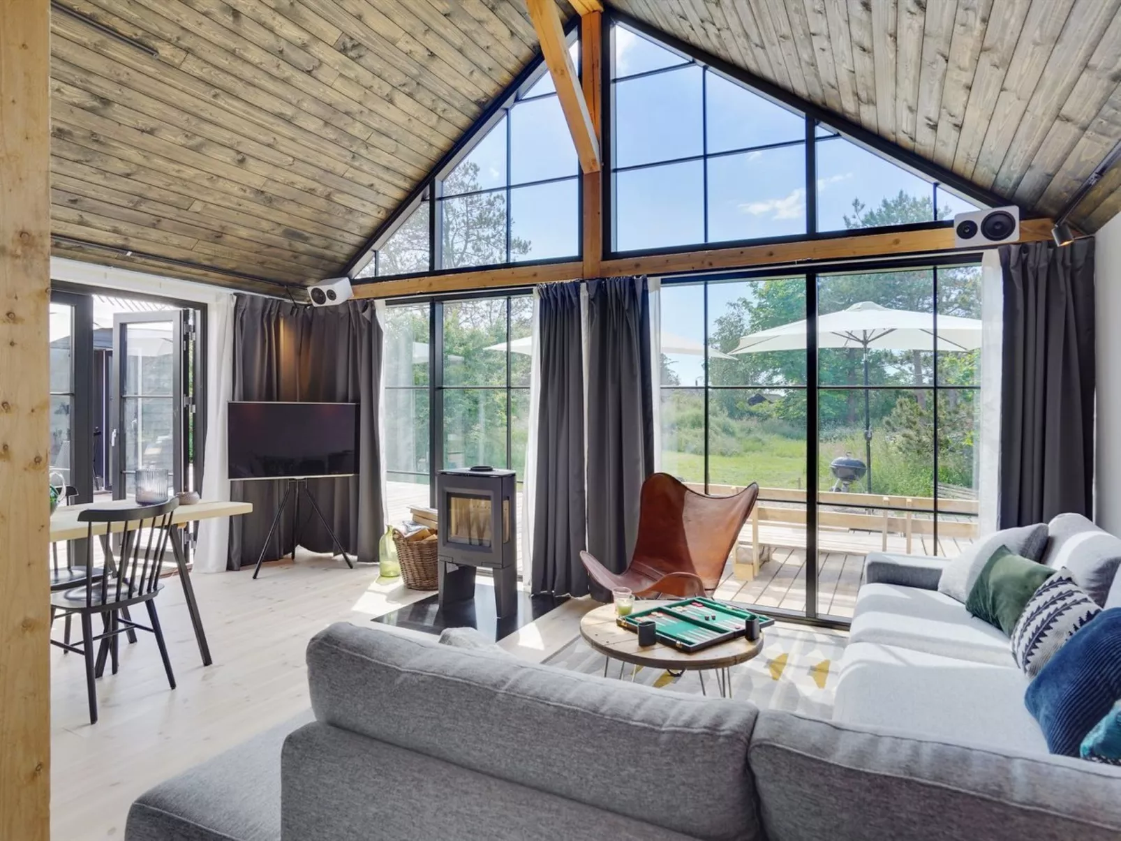 "Henrik" - 100m from the sea-Drinnen