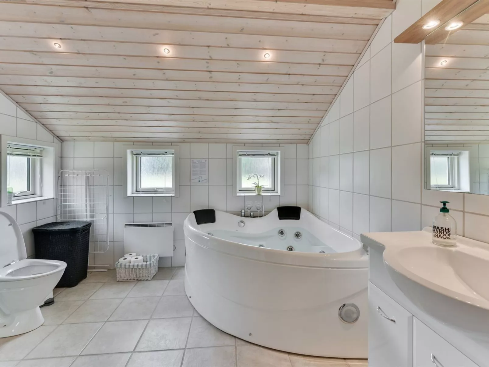 "Estrid" - 30km from the sea-Drinnen