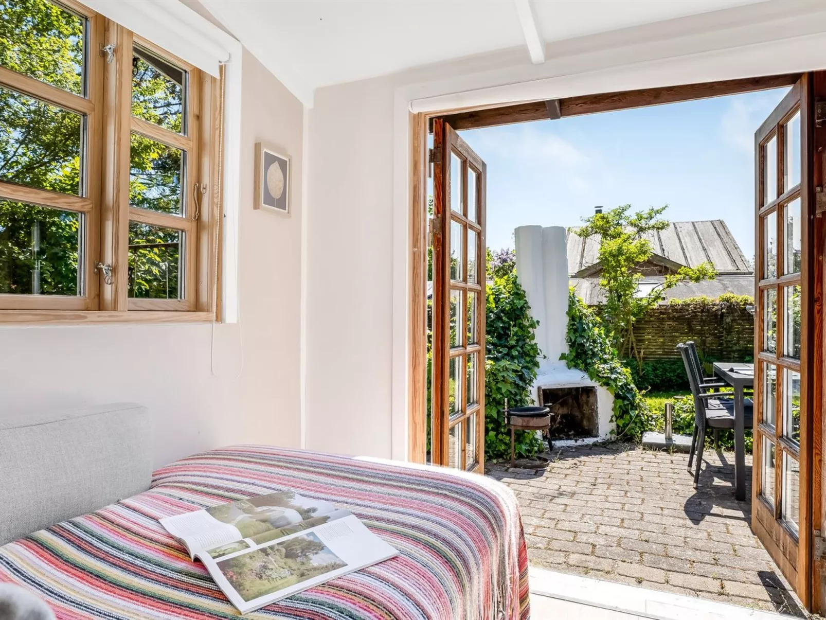 "Carly" - 100m from the sea-Drinnen