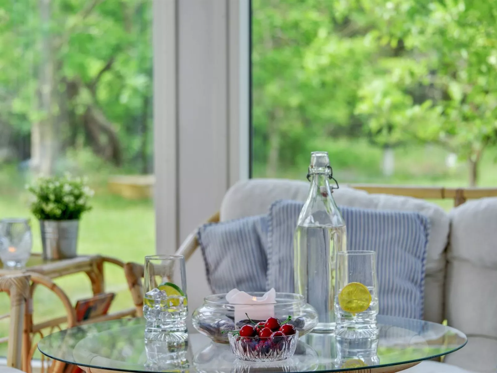 "Sebastian" - 100m to the fjord-Inside