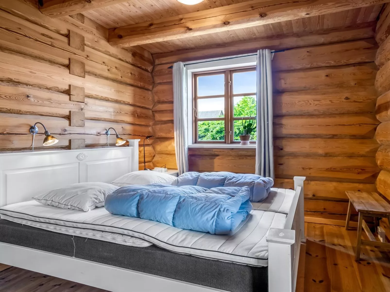 "Stamen" - 200m from the sea-Inside