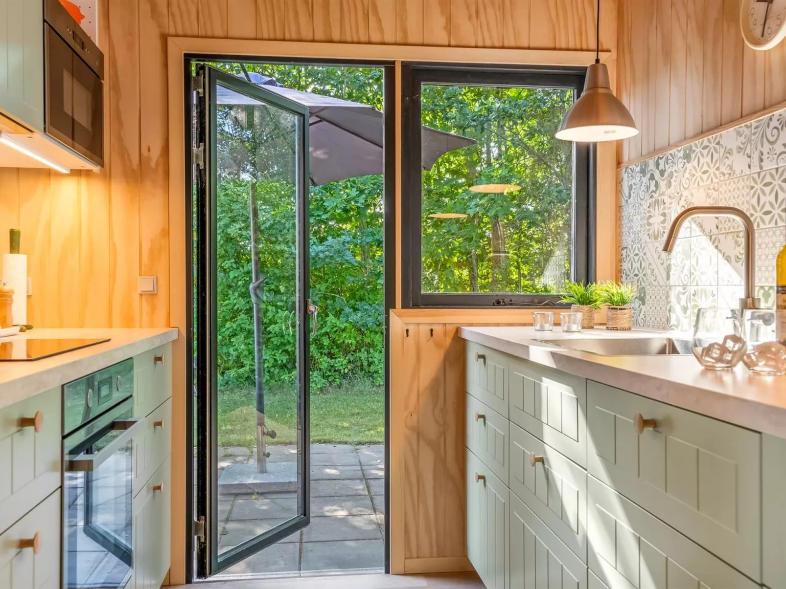 "Tayana" - 75m to the fjord-Drinnen