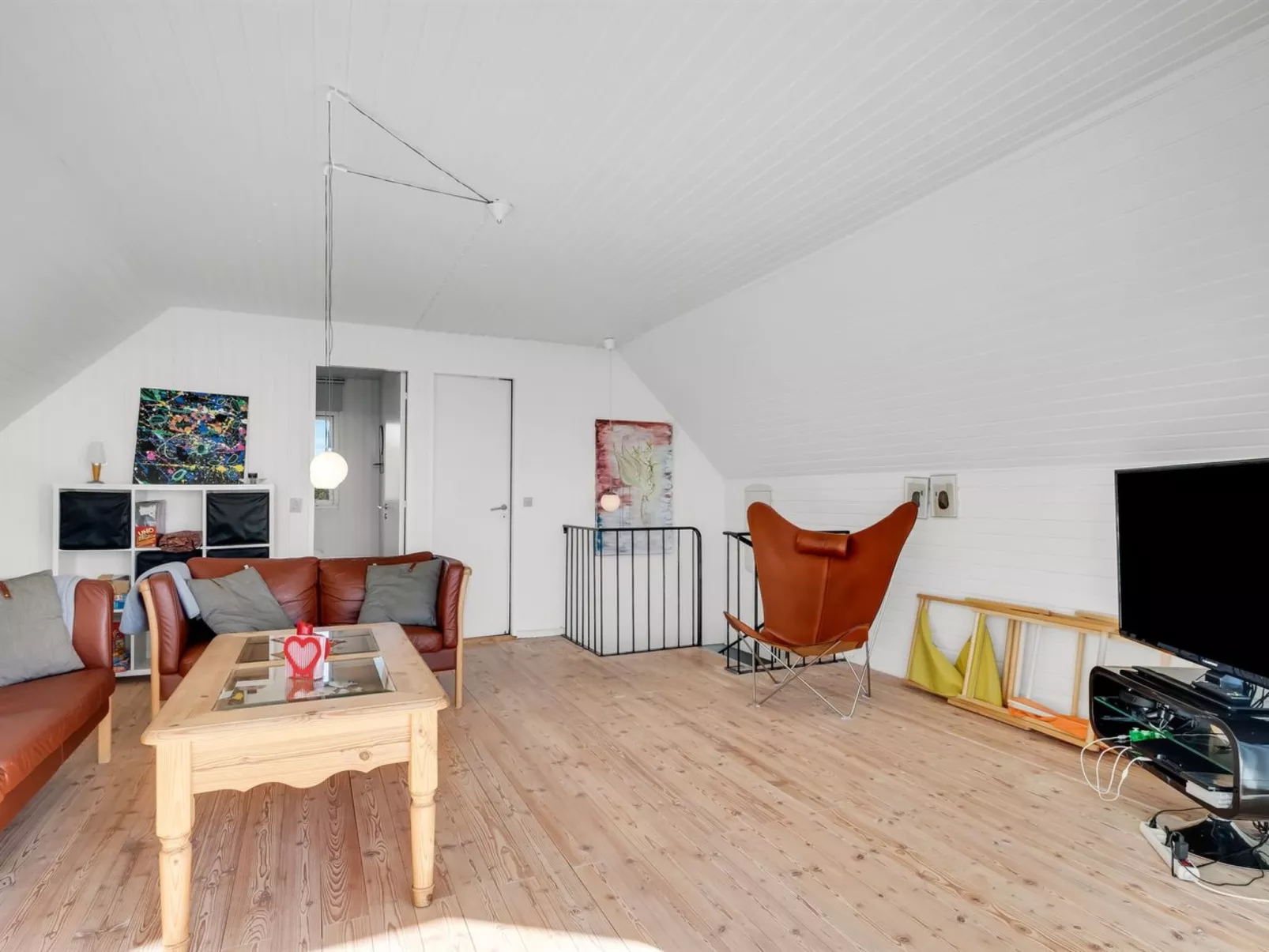 "Dunja" - 200m to the fjord-Drinnen