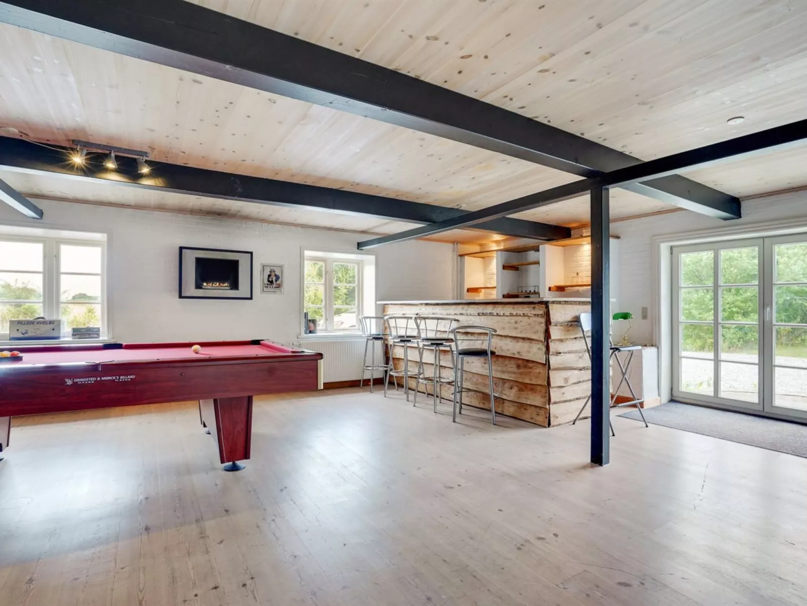 "Knut" - 10km from the sea-Inside