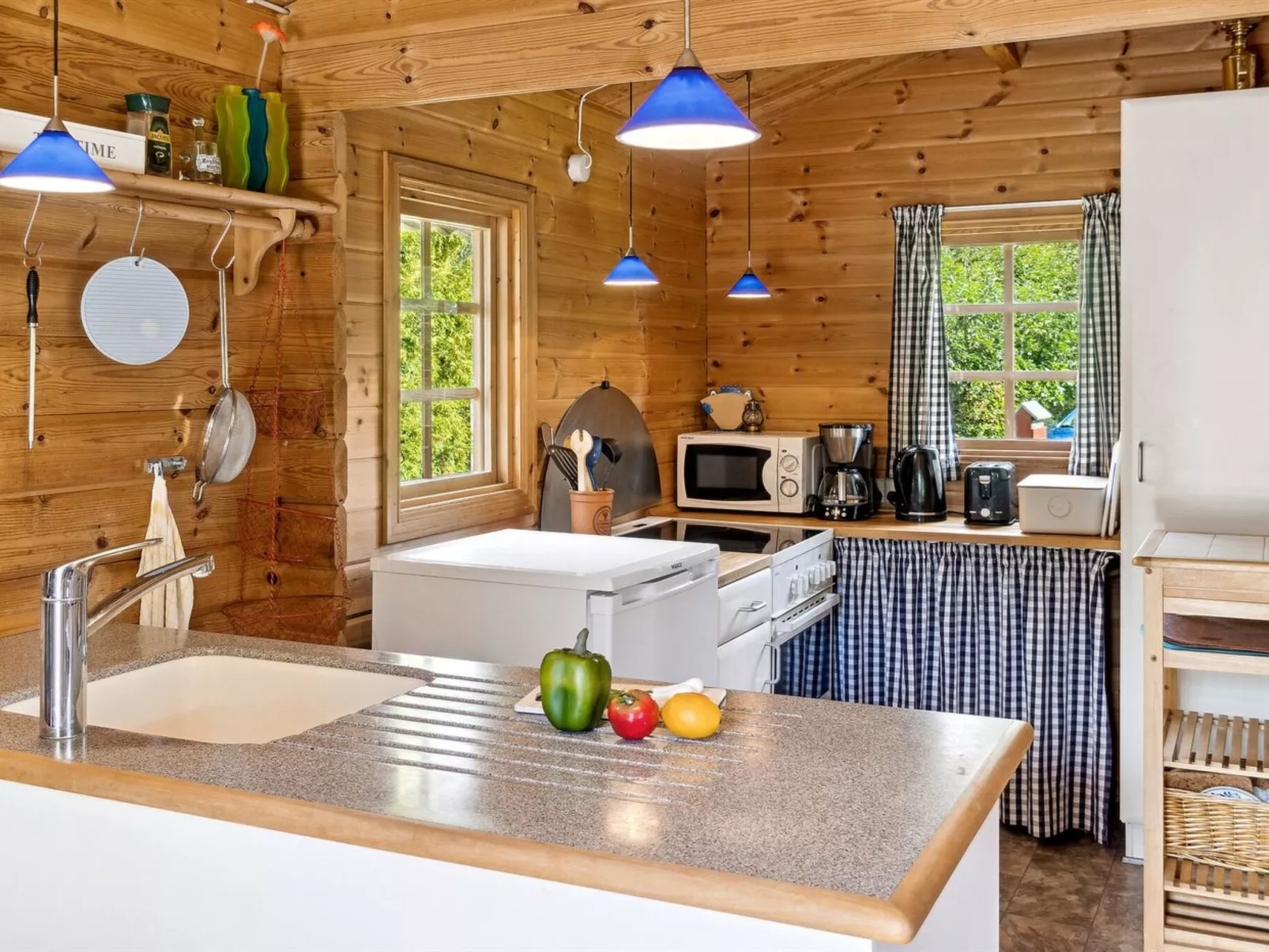 "Tuukka" - 150m from the sea-Drinnen