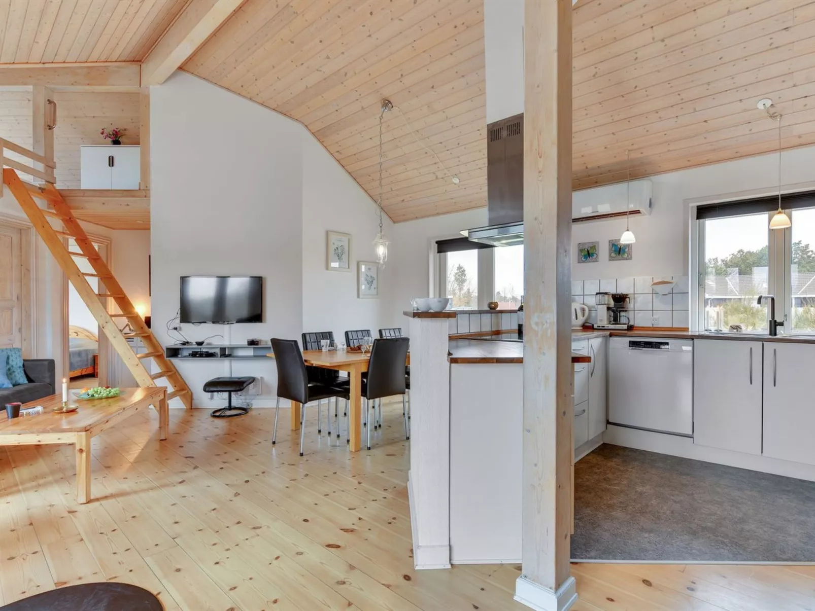 "Karmen" - 300m to the fjord-Dedans