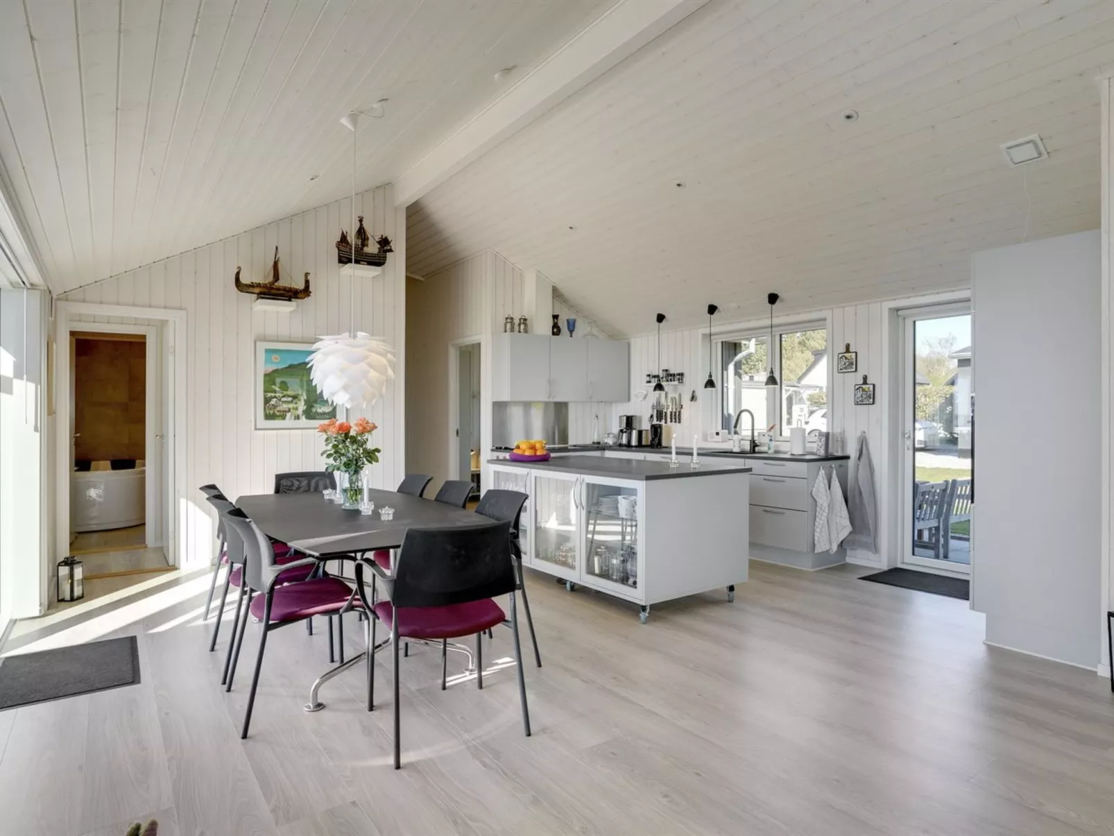 "Lander" - 20m from the sea-Inside