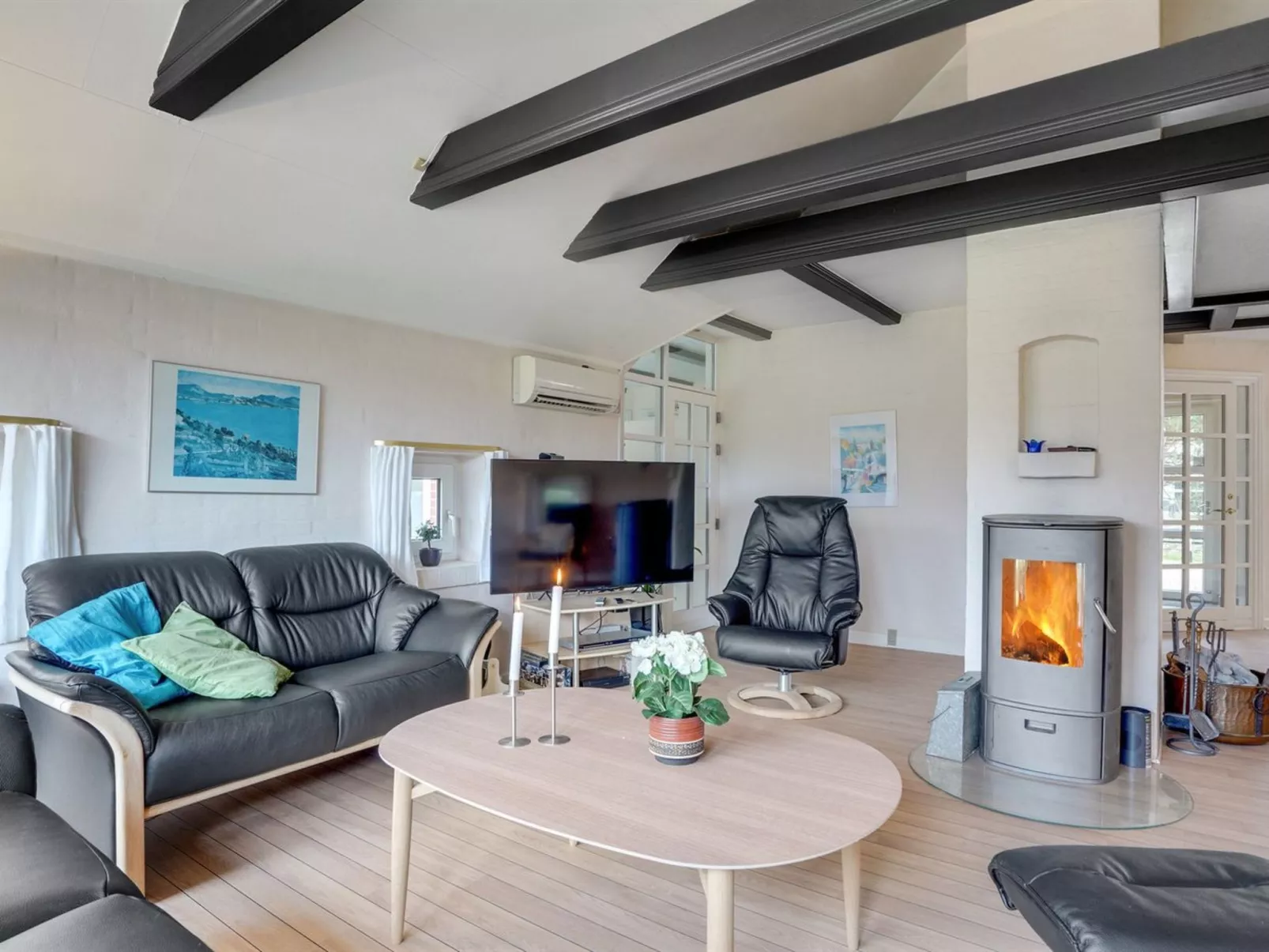 "Swening" - 2.1km from the sea-Drinnen