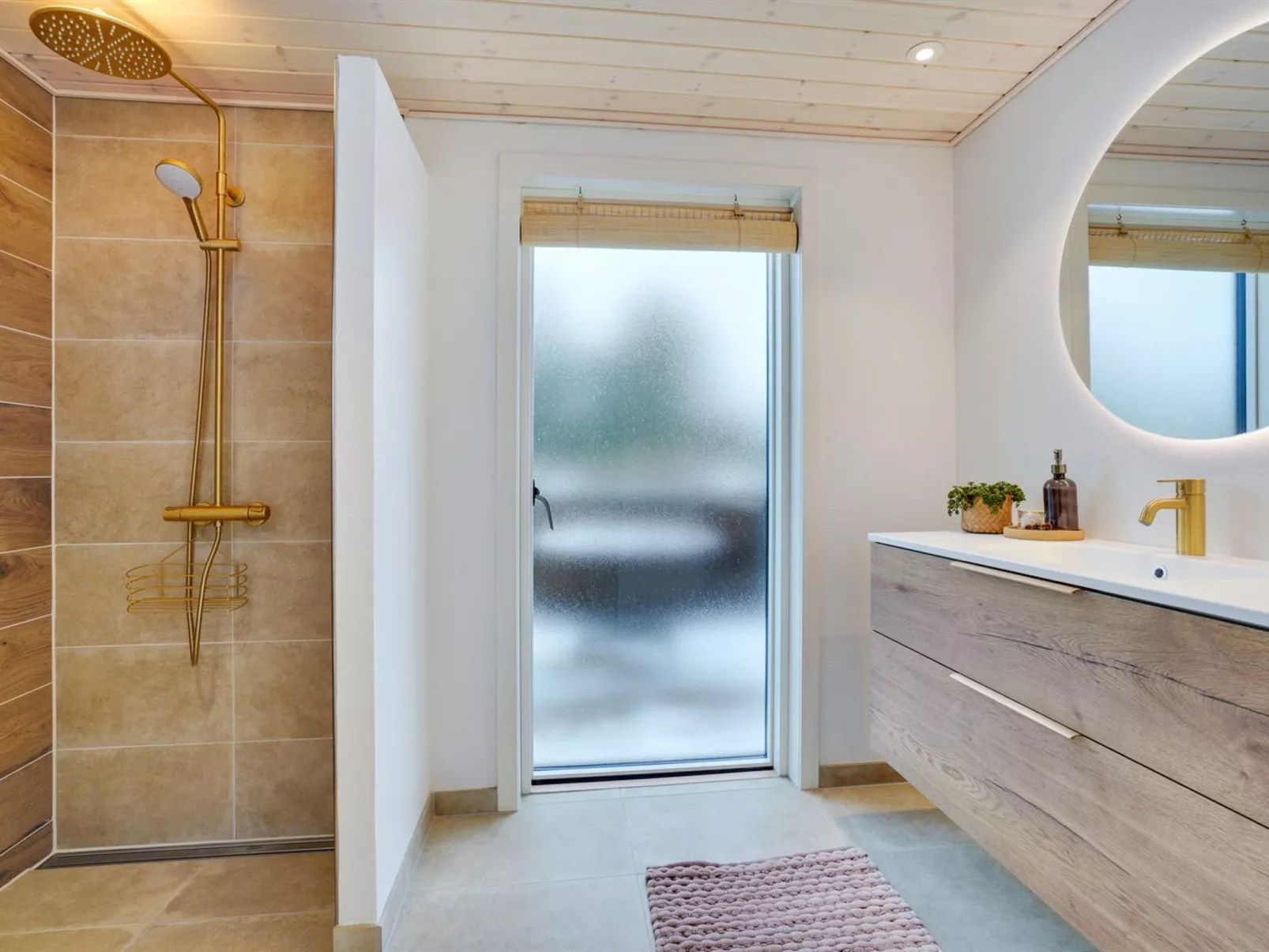 "Reiko" - 1.5km from the sea-Inside