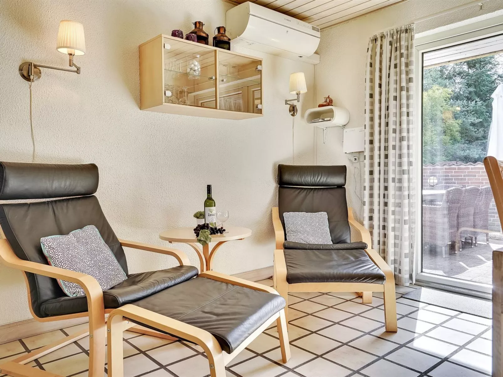 "Aurelia" - 500m to the fjord-Drinnen