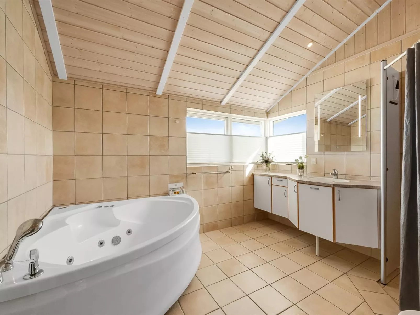 "Thrugot" -  from the sea-Dedans