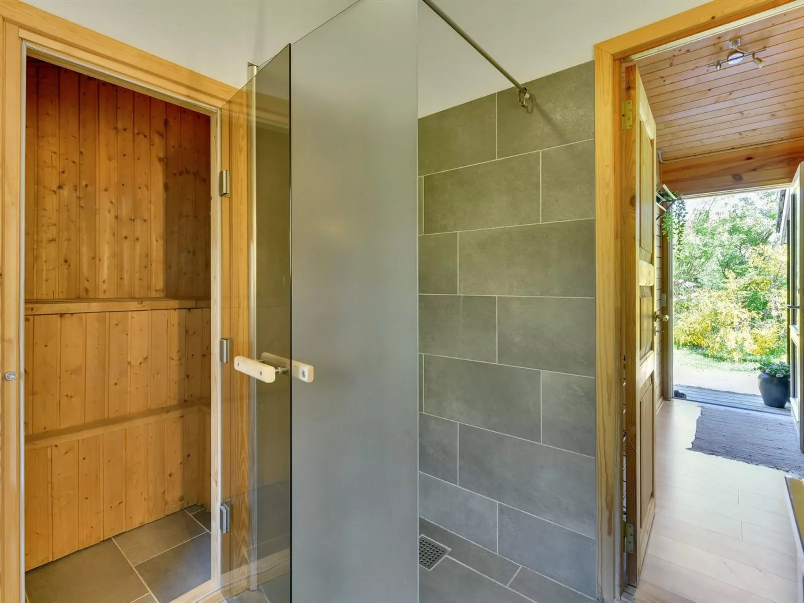 "Jorina" - 700m to the fjord-Dedans