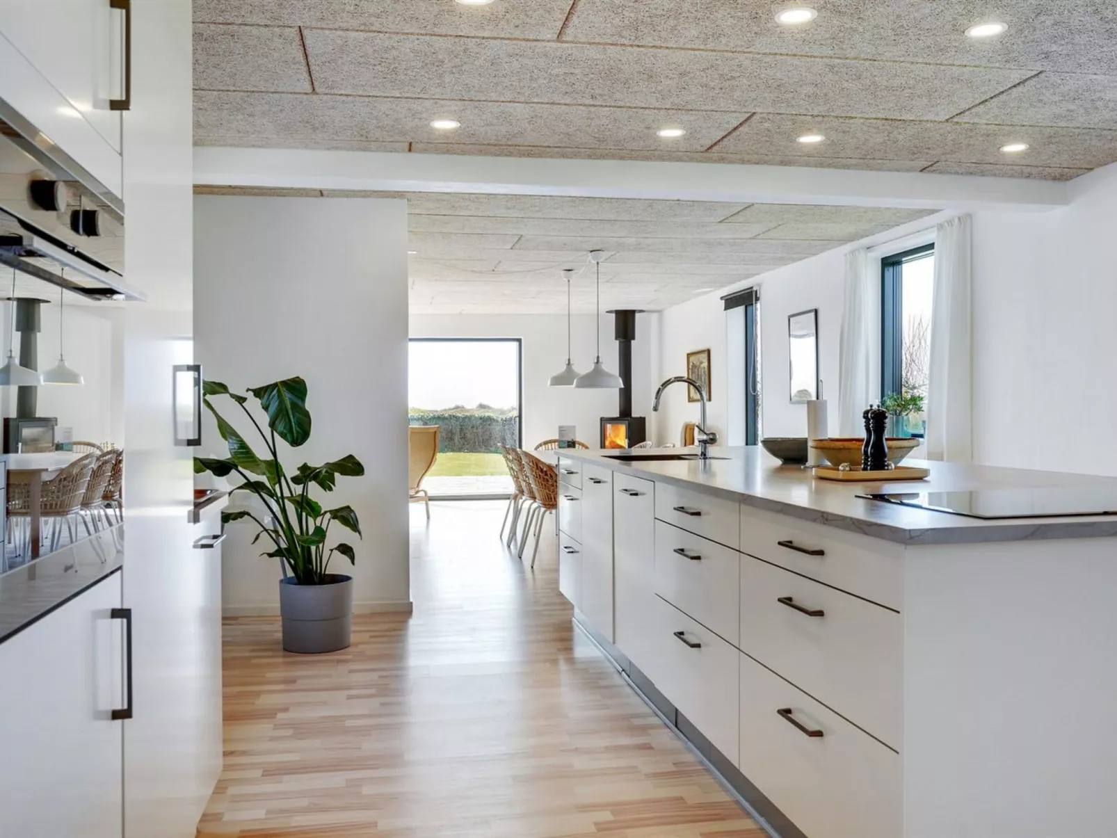 "Emin" - 100m from the sea-Drinnen