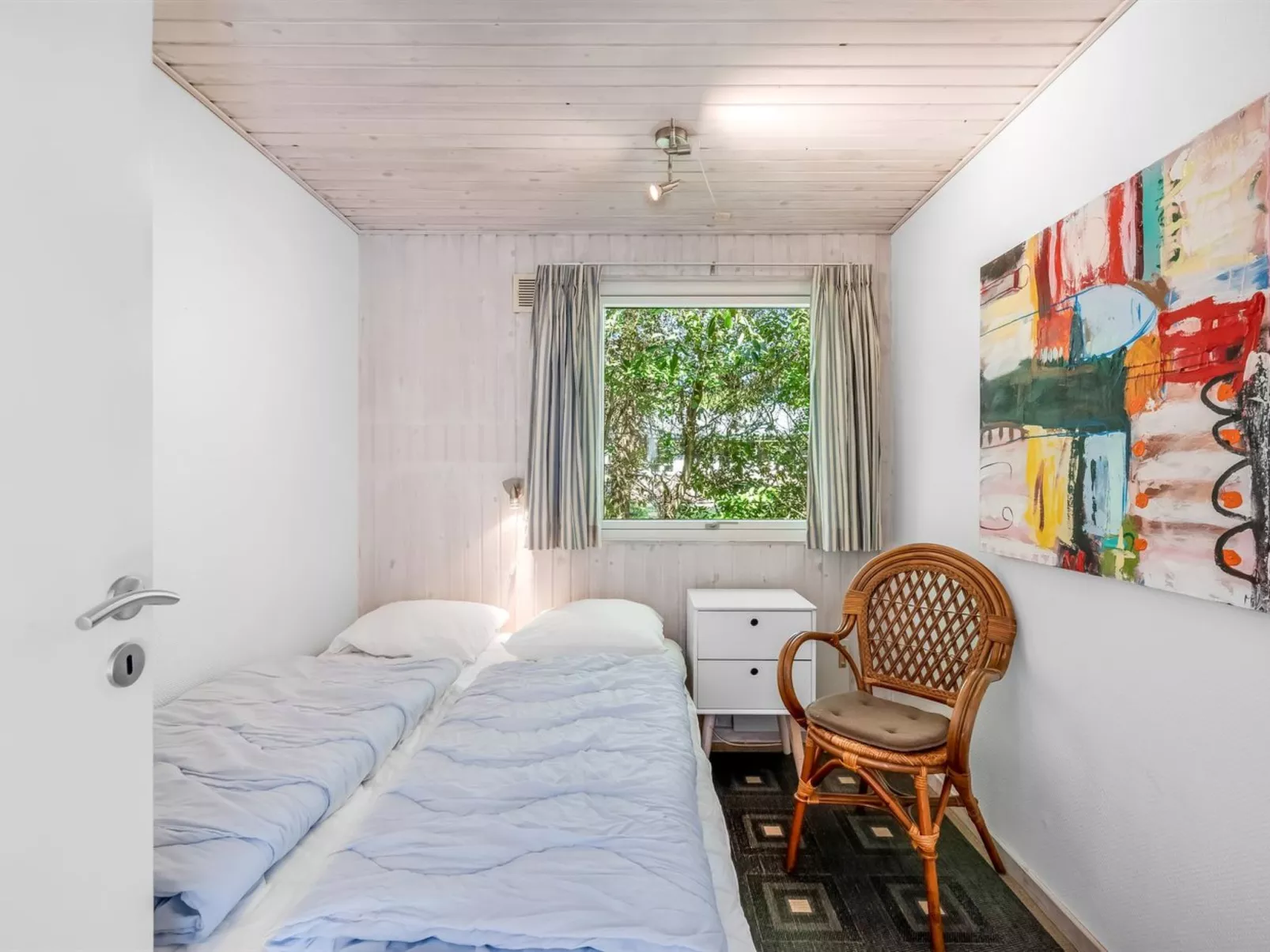 "Yall" - 1km from the sea-Inside