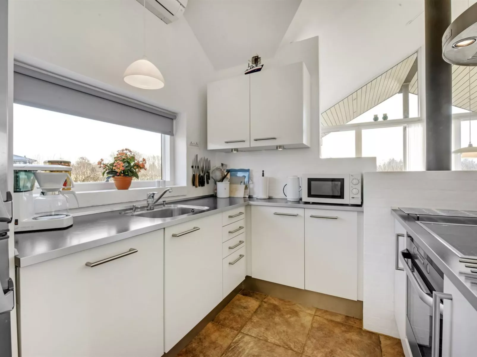 "Donka" - 300m to the fjord-Drinnen