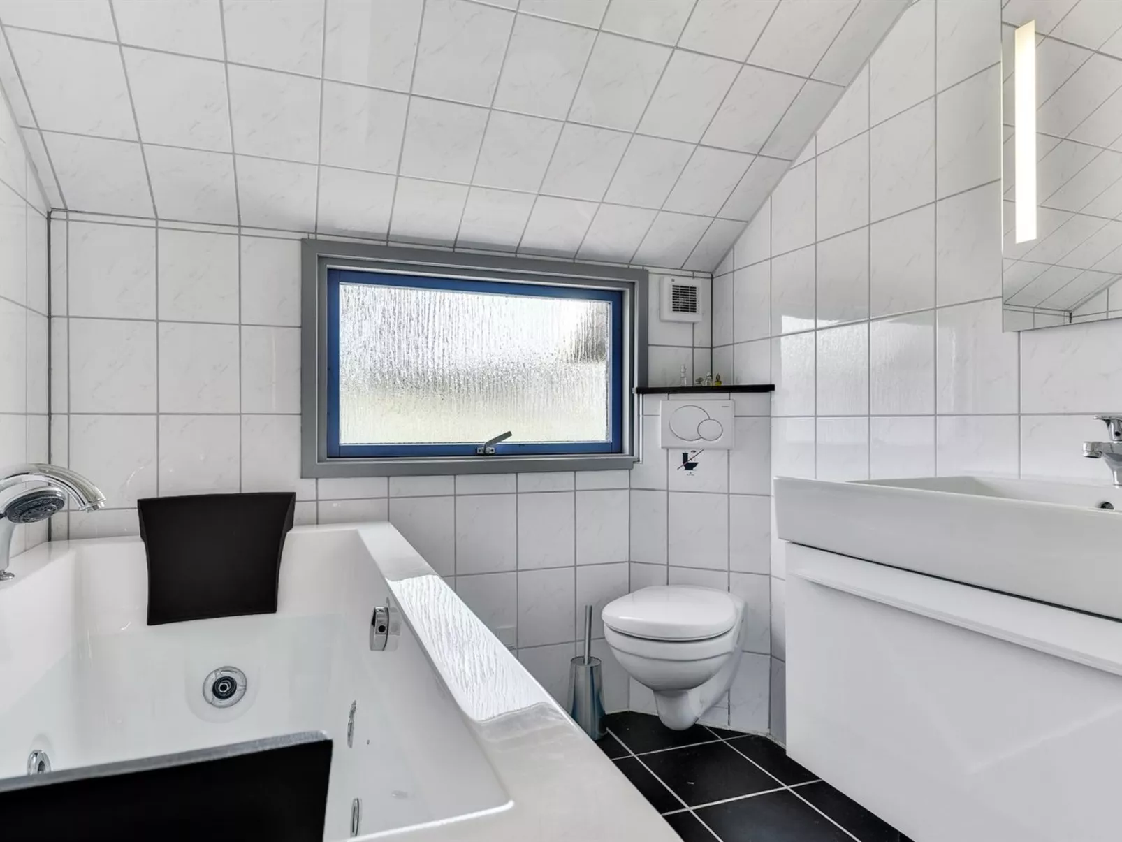 "Katrina" - 50m to the fjord-Inside