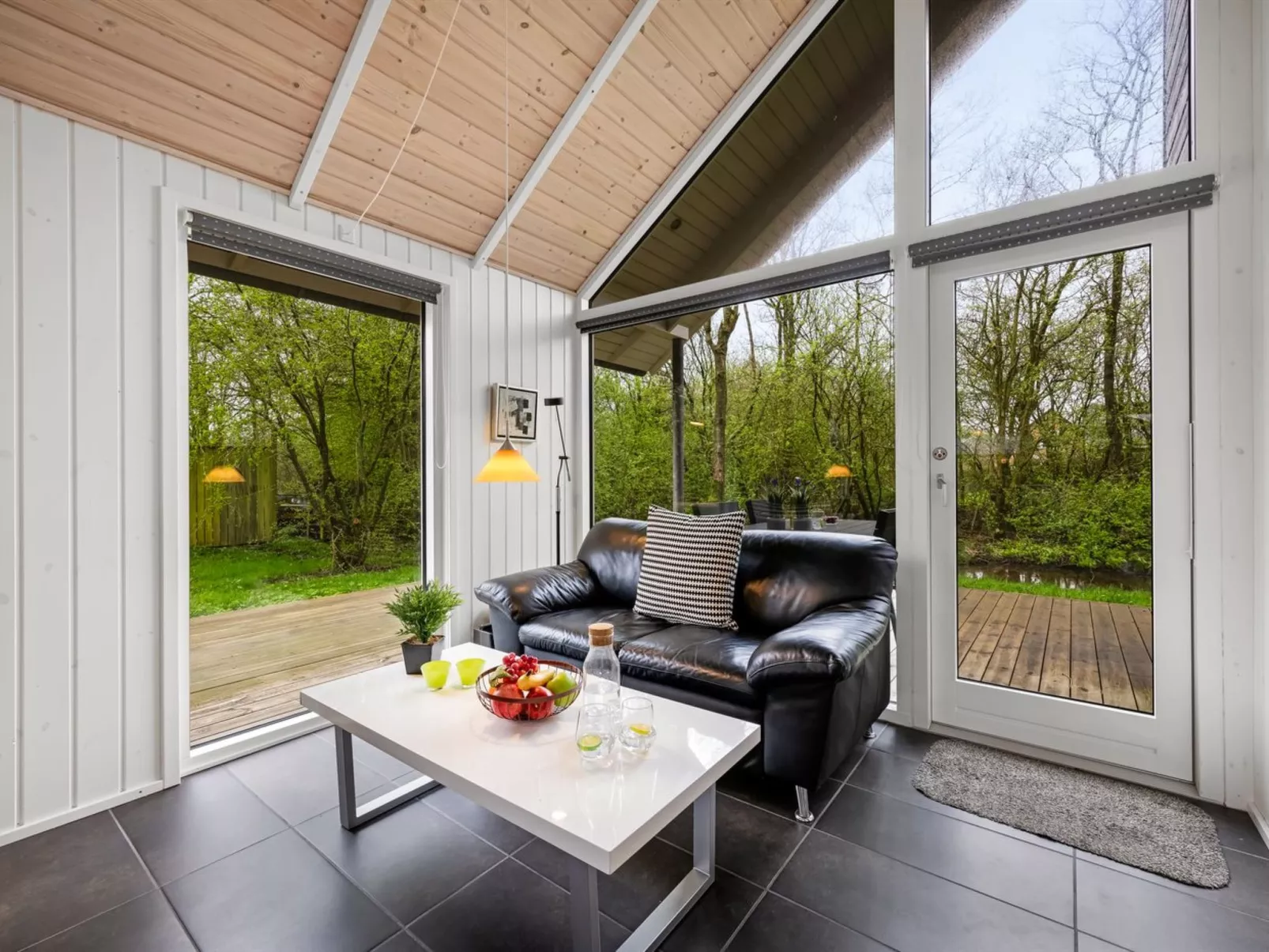 "Ketilbiorn" - 1.2km to the fjord-Inside