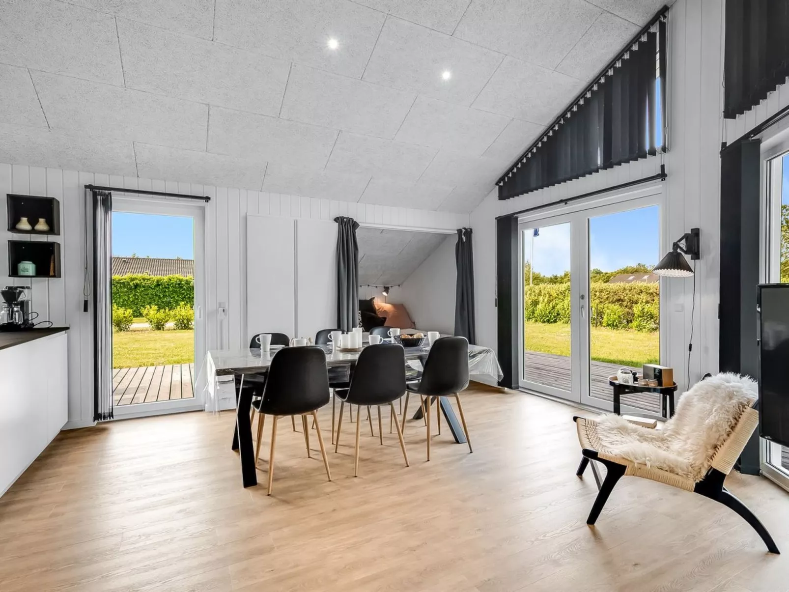 "Leeve" - 1.4km to the fjord-Inside