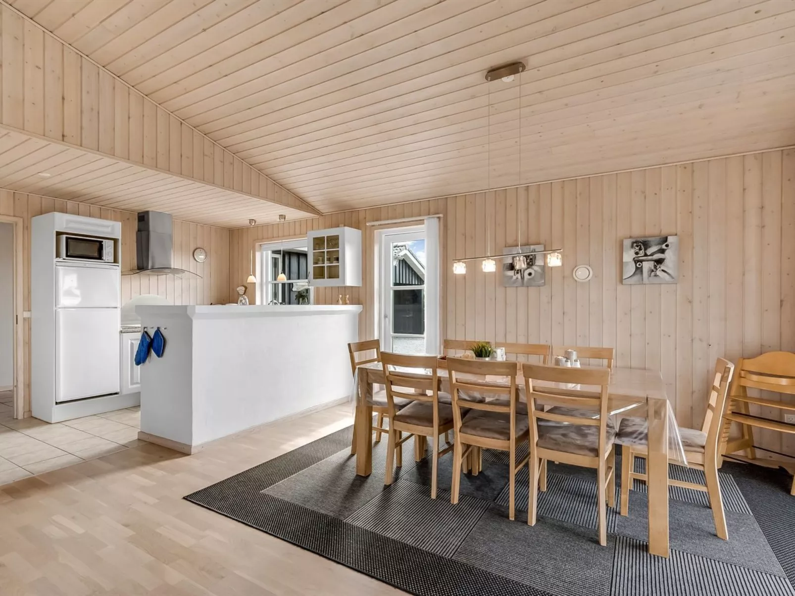 "Saara" - 700m to the fjord-Drinnen