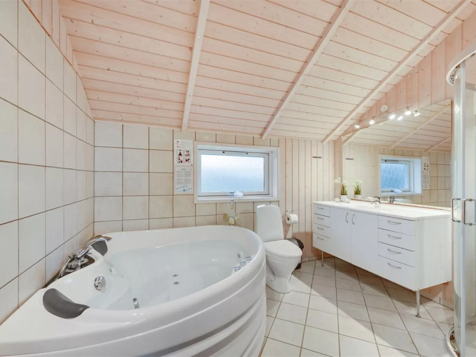 "Clarina" - 800m to the fjord-Dedans