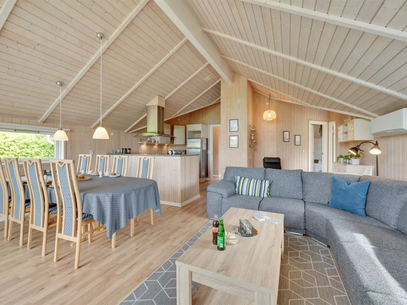 "Binna" - 1.2km to the fjord-Drinnen