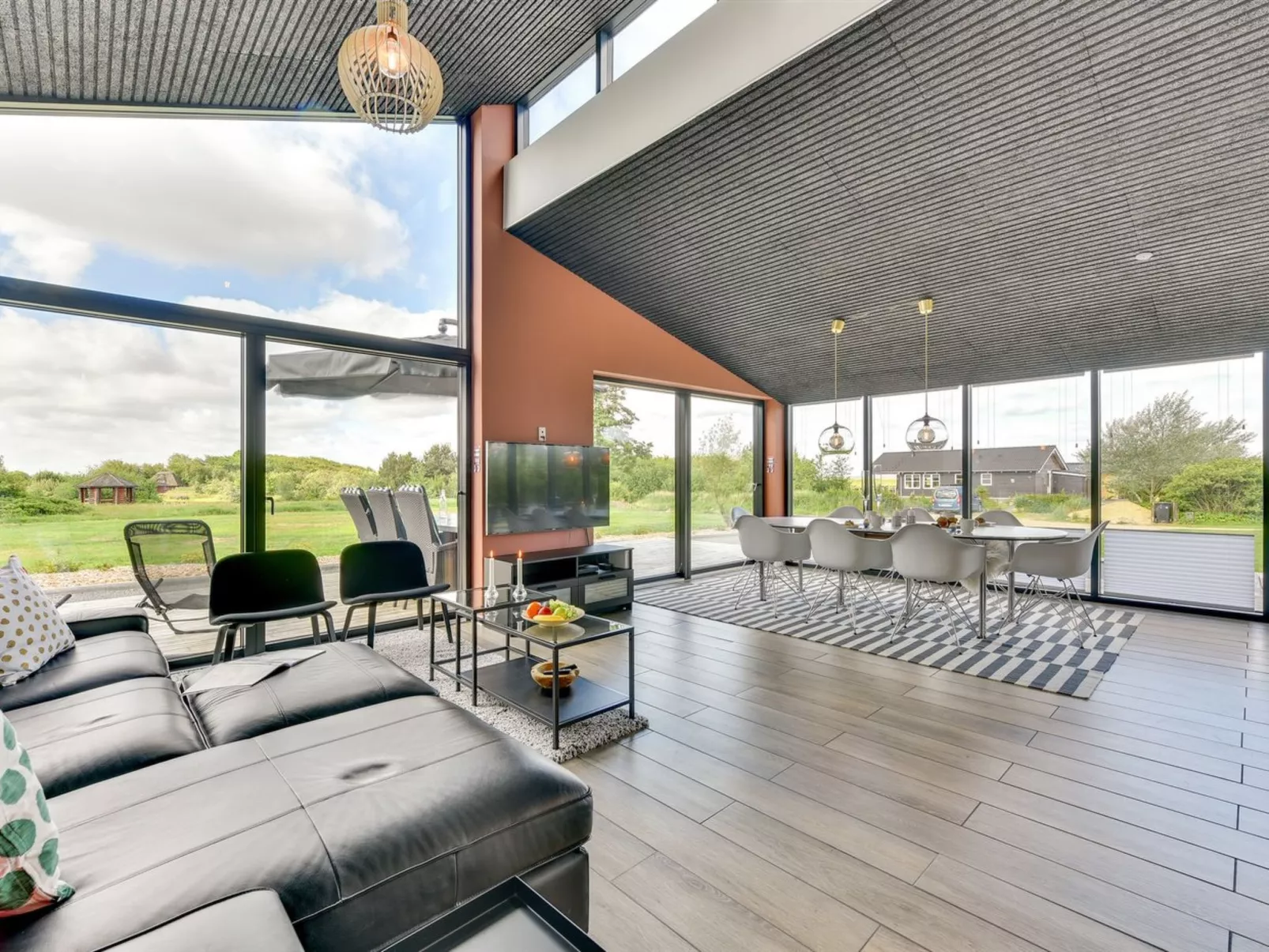 "Emilie" - 250m to the fjord-Drinnen