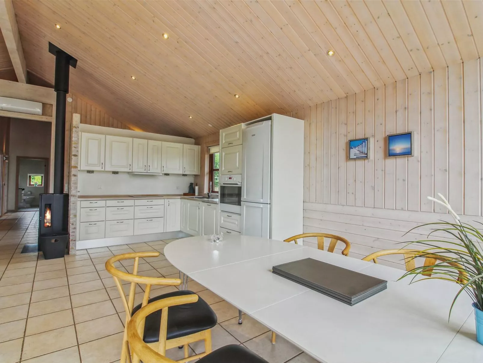 "Ran" - 1.5km from the sea-Drinnen