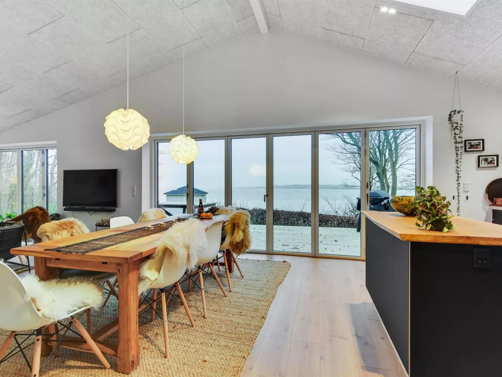 "Lika" - 25m to the fjord-Draußen