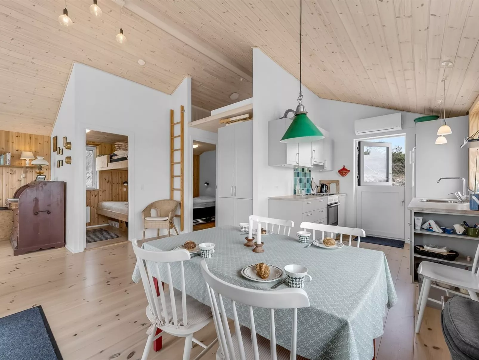 "Apolina" -  from the sea-Drinnen