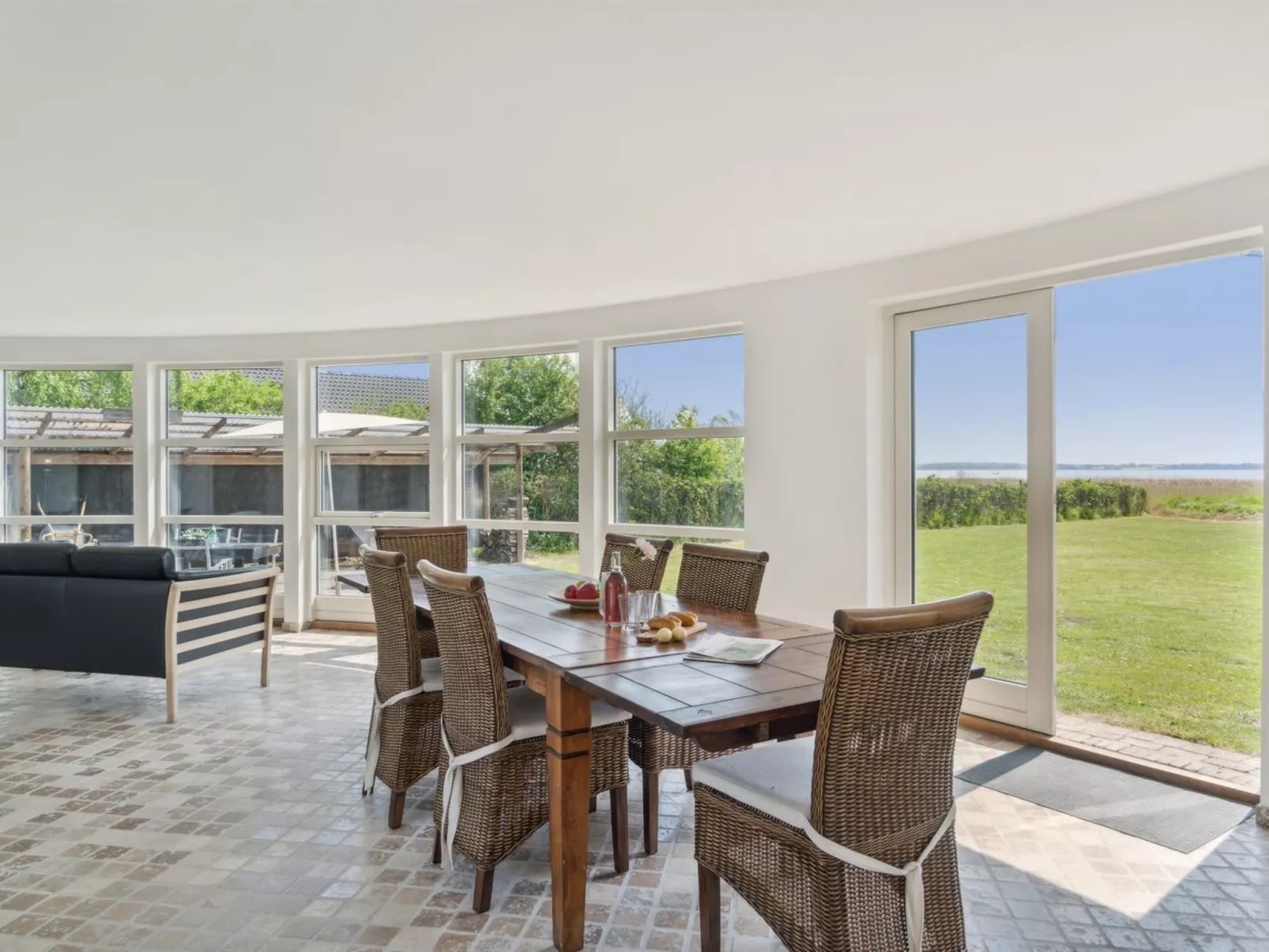 "Vemund" - 100m to the fjord-Drinnen