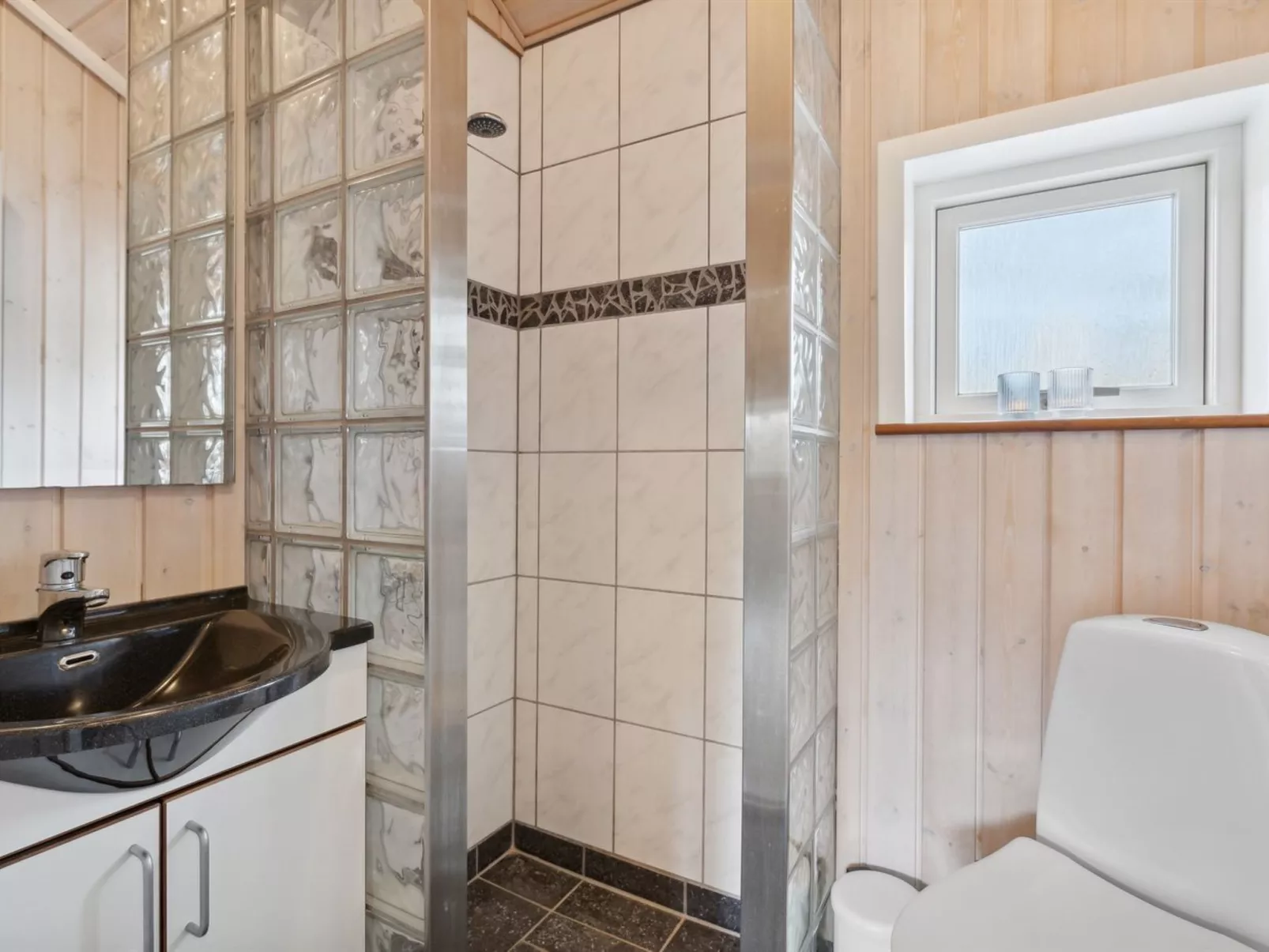 "Elif" - 30km from the sea-Drinnen