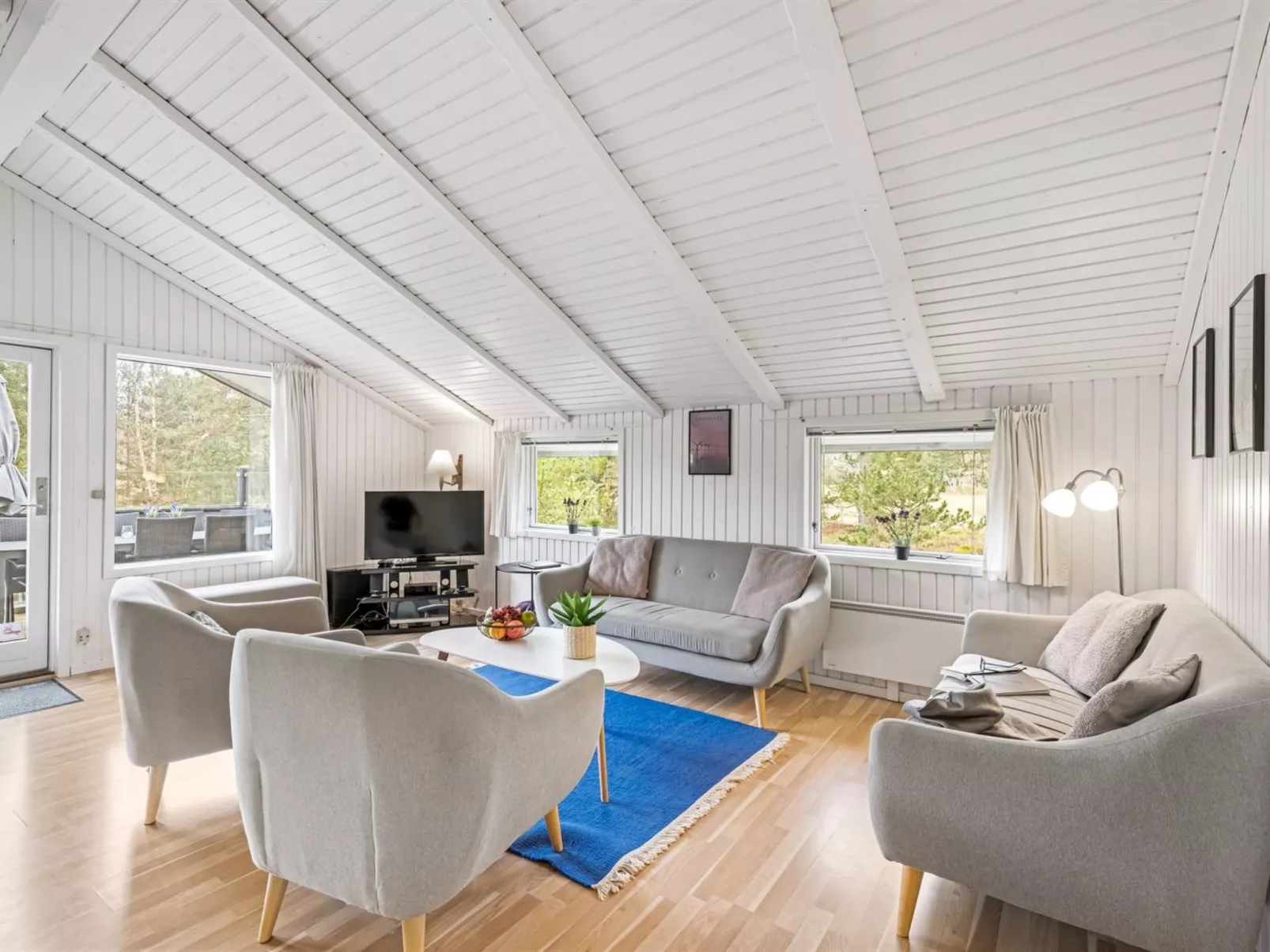 "Orm" - 2.3km from the sea-Drinnen