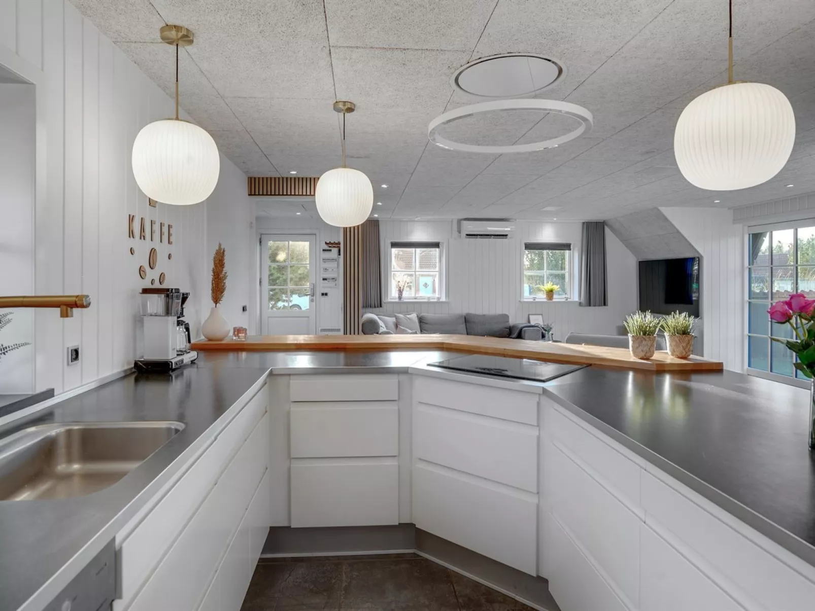 "Oskari" - 1.3km from the sea-Inside