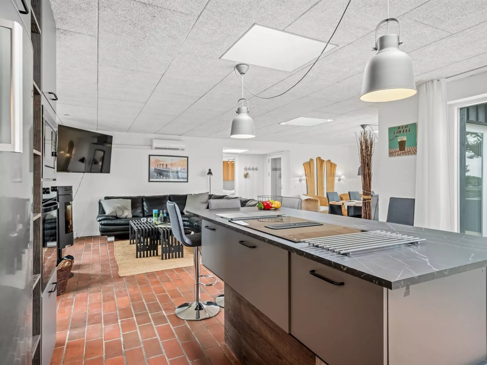 "Tonna" -  from the sea-Inside