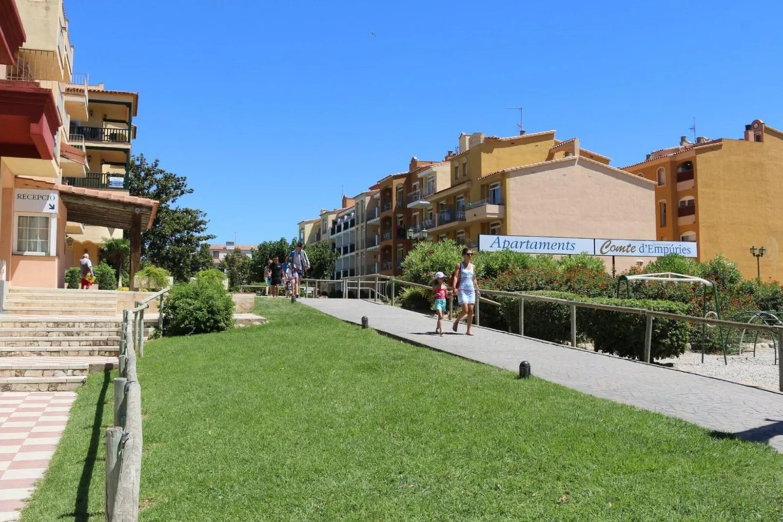 APARTAMENTOS COMTE D'EMPURIES B24-Garten Sommer