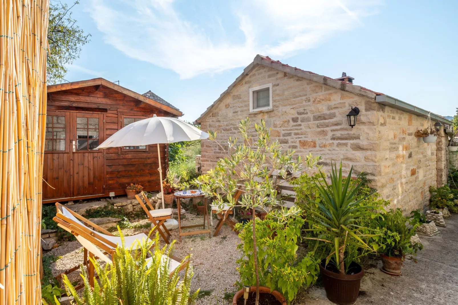 Stone House Harmony -Studio Apartment with Patio and Garden View ( 2 )-Im Freien