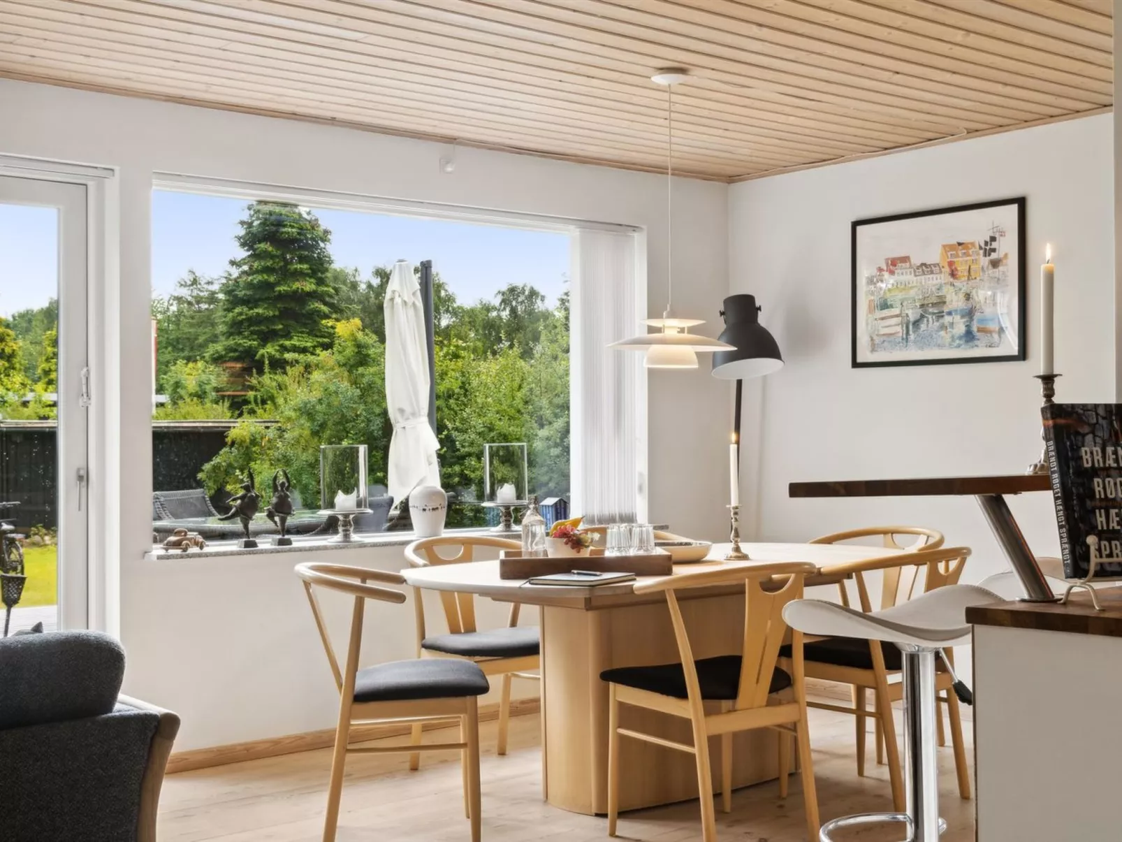 "Mark" - 1.2km from the sea-Inside