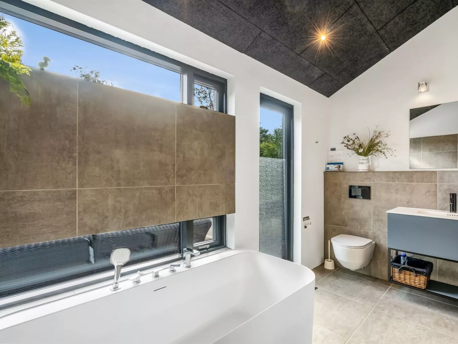 "Jahn" - 250m to the fjord-Drinnen