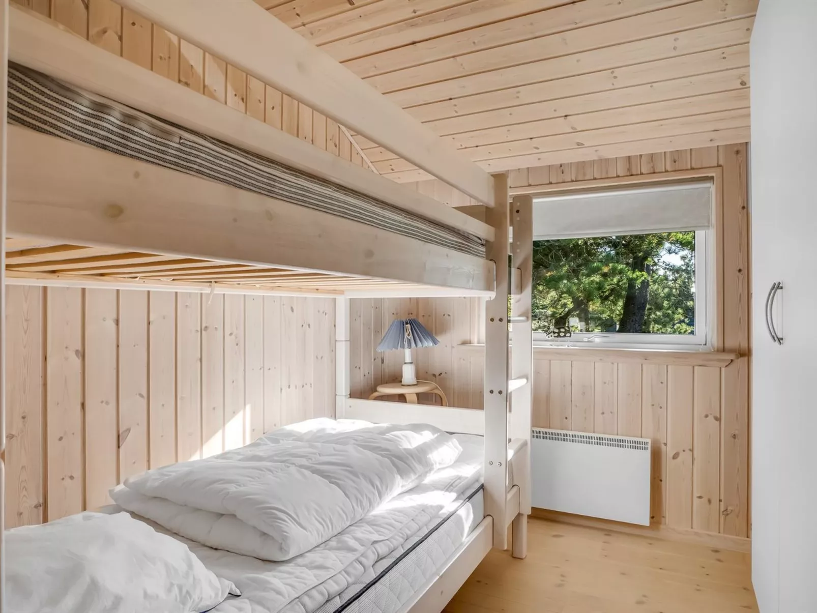 "Skrollan" - 200m to the fjord-Inside