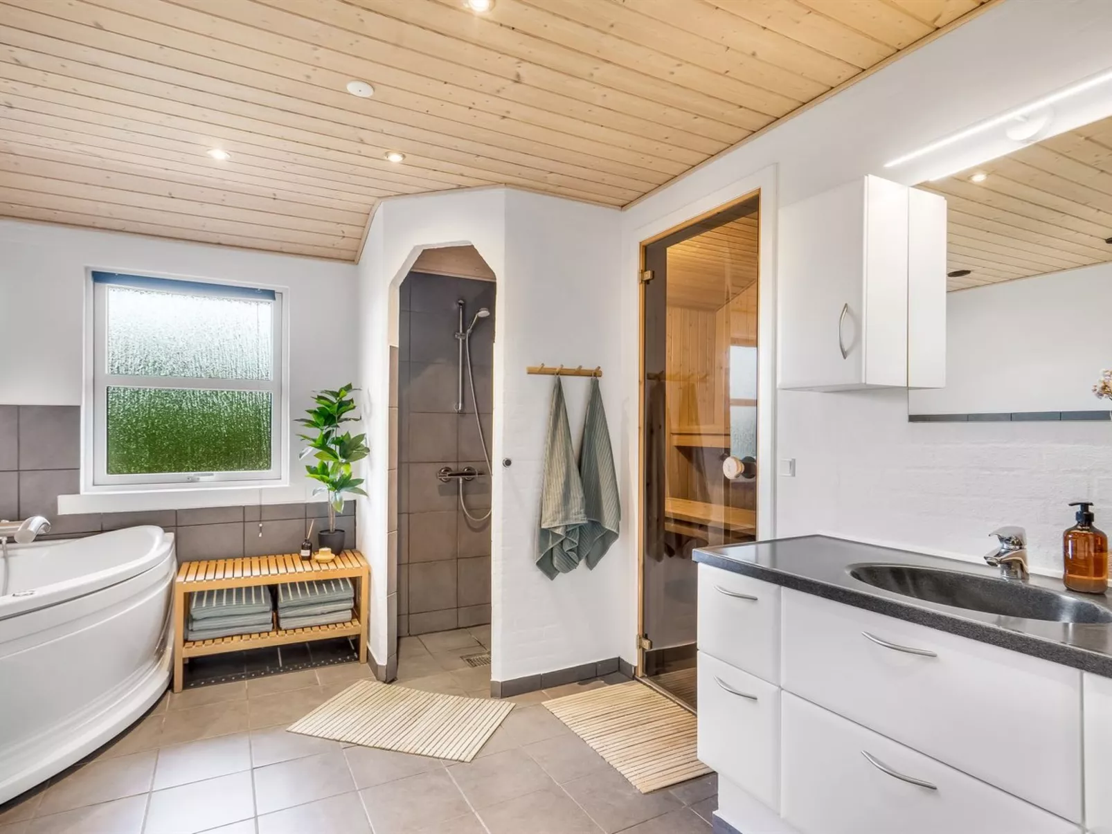 "Yngve" - 3.5km from the sea-Inside