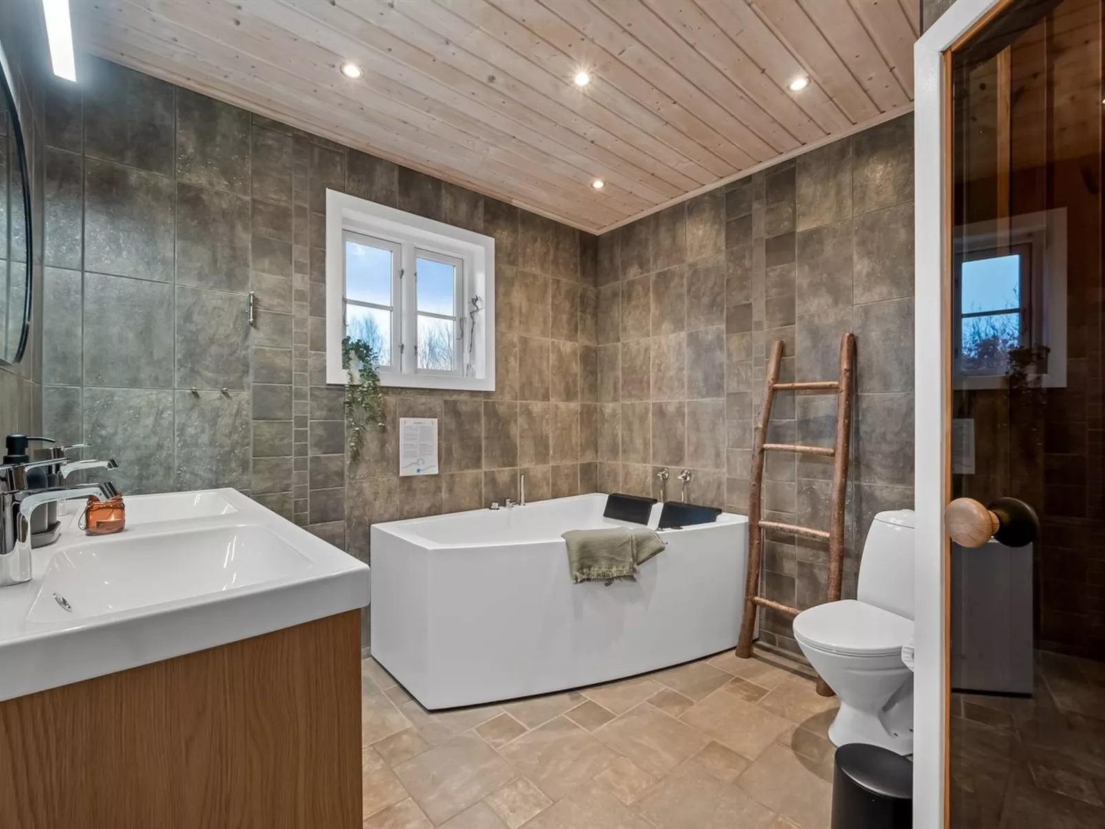 "Gunwald" - 1km to the fjord-Drinnen